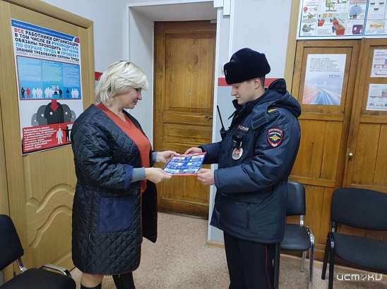 В Орле транспортные полицейские рассказали пассажирам о том, как отличить настоящие деньги от фальшивых