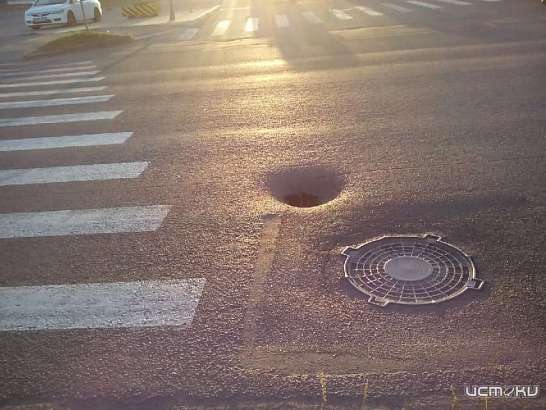 Фотофакт: на перекрестке в Лужках зияет дыра глубиной больше метра 