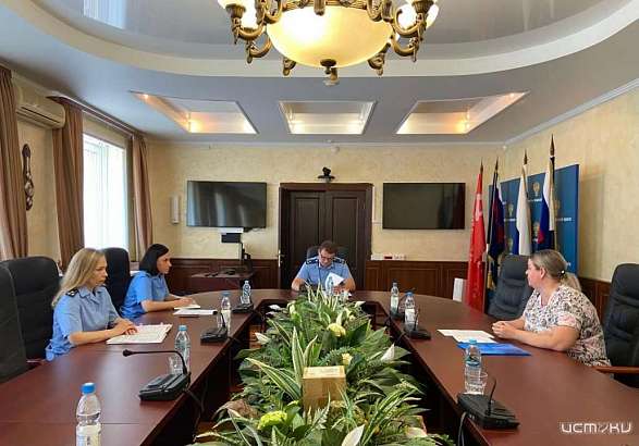 В фокусе - защита прав несовершеннолетних: прокурор Орловской области провел прием граждан