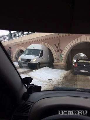 В Орле микроавтобус застрял под мостом В Орле микроавтобус застрял под мостом