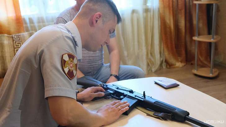 В преддверии 1 сентября росгвардейцы проверяют владельцев оружия