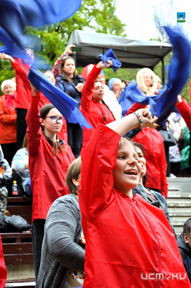 В Орле десятки горожан закружились в "Синем платочке" в преддверии Дня Победы