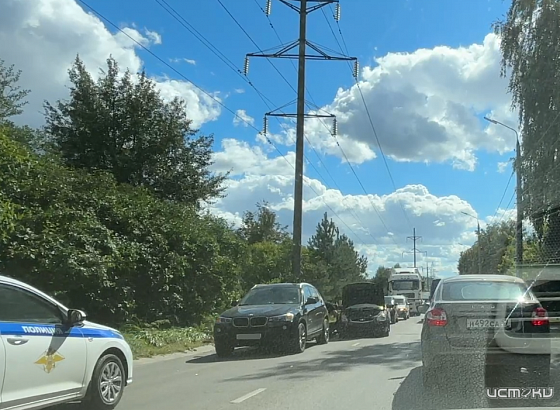 Авария в обеденные часы накануне на улице Генерала Родина сковала движение на приличное время