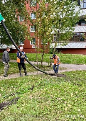 В Орле из ливневки достали 300 пластиковых бутылок