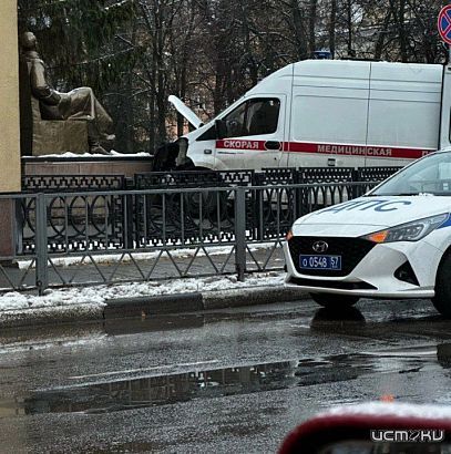 "Скорая" врезалась в памятник Дзержинскому 