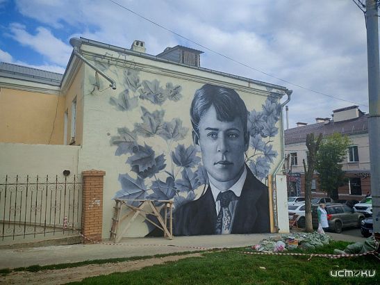 Портрет Есенина украсил фасад здания в центре Орла Портрет Есенина украсил фасад здания в центре Орла