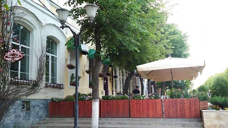 Фотофакт: владельцы орловского бара частично перекрыли улицу Ленина Фотофакт: владельцы орловского бара частично перекрыли улицу Ленина