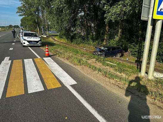 Под Орлом внедорожник Skoda врезался в металл, бетон и дерево