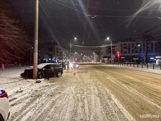 В Орле ночью водитель легковушки врезалась в железобетонный столб В Орле ночью водитель легковушки врезалась в железобетонный столб