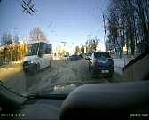 Видео: в Орле на скользком перекрестке не разъехались две иномарки