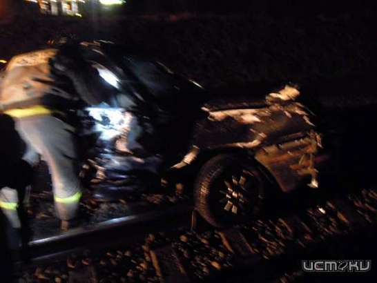 В Хотынце пьяный водитель легковушки вылетел под колеса локомотива