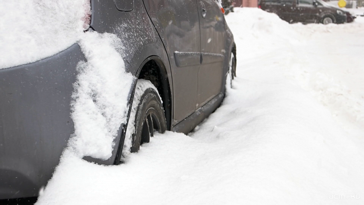 Под Орлом авто застряло в заснеженном поле