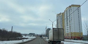дорожная разметка микрорайон Зареченский грузовые машины  загородили дорогу Грузовики отобрали целую полосу по дороге к школе на Алроса. Соблюсти знаки разметки тут невозможно