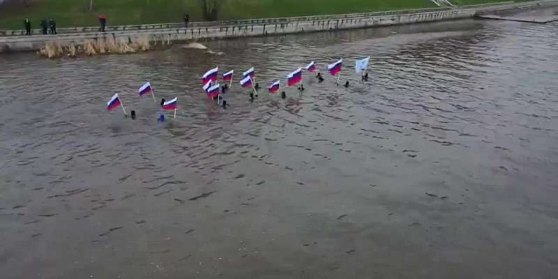 В поддержку российских военных, участвующих в спецоперации на Украине, орловчане погрузились в реку