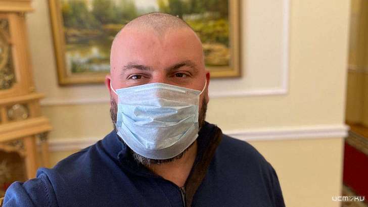 Советник Клычкова побрился налысо в ответ на просьбы орловчан открыть парикмахерские