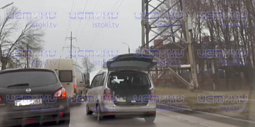 Сломавшаяся легковушка стала причиной мгновенной пробки на ул. Генерала Родина в Орле