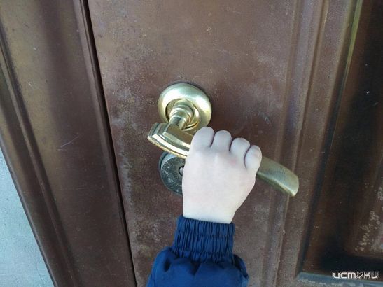 В Орле из запертой квартиры спасли ребенка