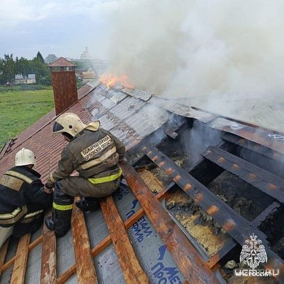 Орловские спасатели потушили баню Орловские спасатели потушили баню