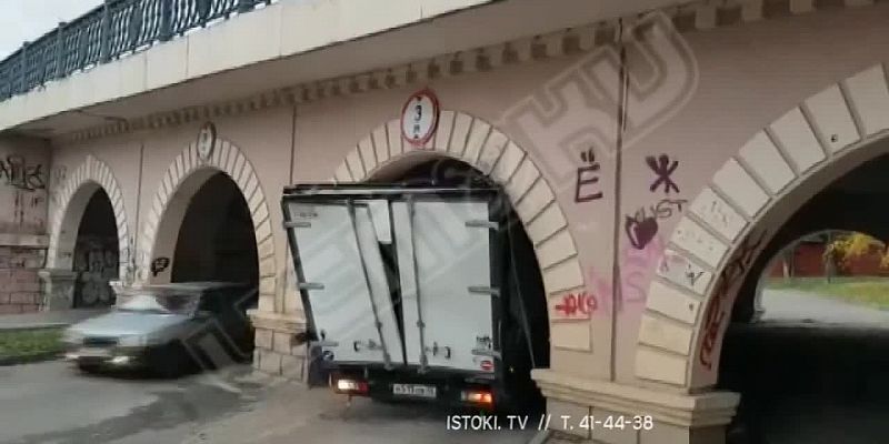 Видео: «мост глупости» в Орле не покорился очередному грузовику