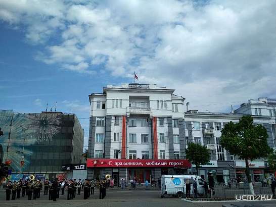 Фоторепортаж: над Орлом водрузили дубликат Знамени Победы
