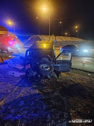 На Орловской трассе большегруз протаранил две легковушки