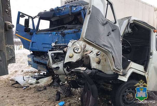 На орловской трассе КАМАЗ протаранил два авто. Есть погибший и пострадавшие