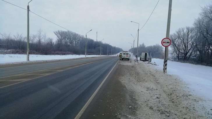 ДТП под Орлом: микроавтобус снес дорожное ограждение и метеостанцию