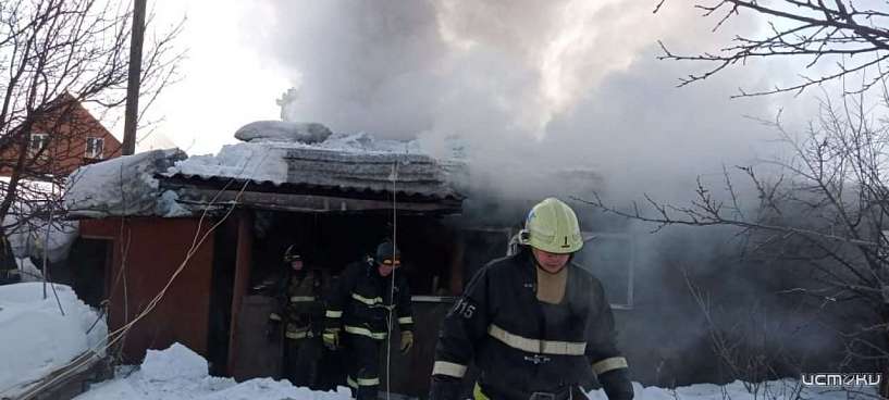 В Верховском районе из горящего дома спасли человека