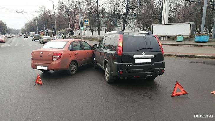 В утренний час пик оживленный перекресток в Орле не поделили два водителя