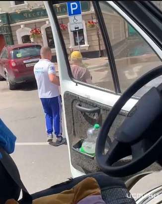 Перебегая через дорогу в неположенном месте, женщина чуть не попала под колеса машин