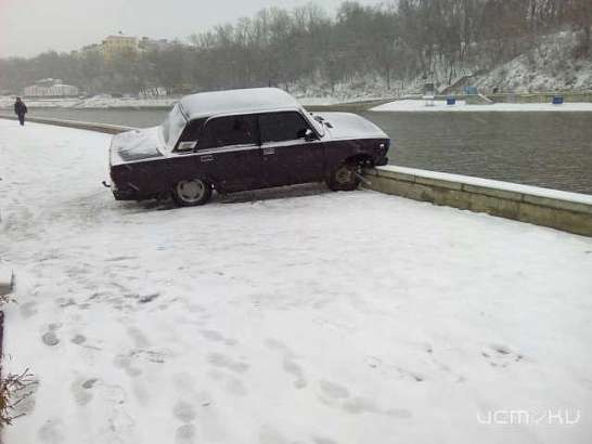 В Орле «ВАЗ» едва не упал в реку