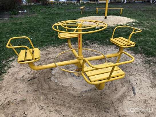 В Орле девочка сломала ногу на неисправной карусели 