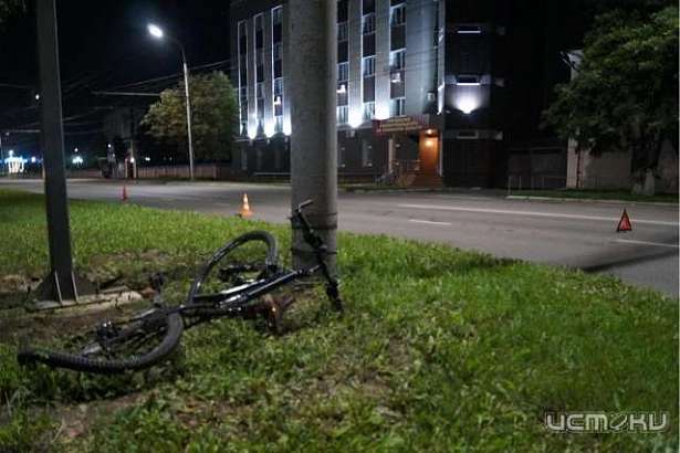 В Орле ночью автомобиль сбил велосипедиста