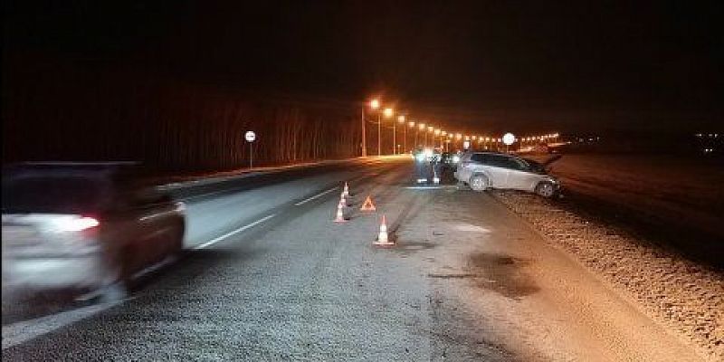 Под Орлом не разъехались три автомобиля. Четверо пострадавших Под Орлом не разъехались три автомобиля. Четверо пострадавших
