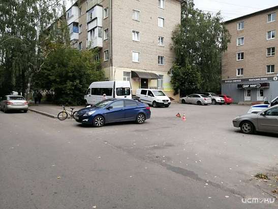В Орле иномарка на прилегающей территории сбила ребенка на велосипеде