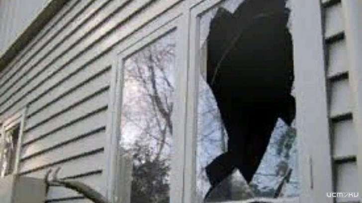 Ливенские хулиганы не смогли обокрасть магазин из-за стеклопакета 