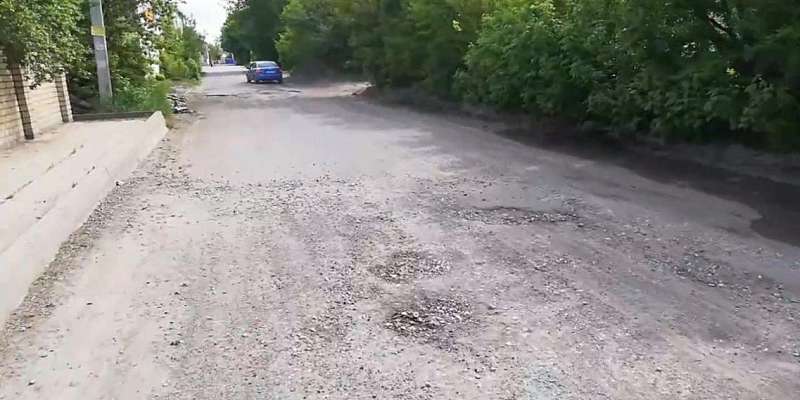 В Лужках через два месяца развалилась дорога, открытая под прицелом телекамер