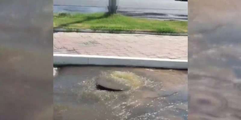 Орловчане засняли на видео потоп возле здания пенсионного фонда