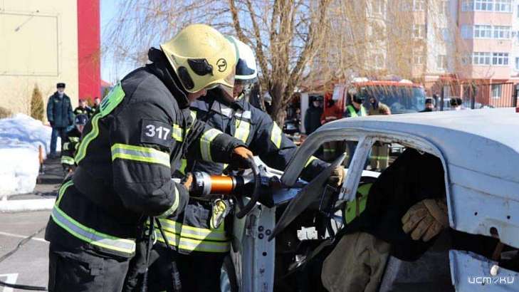 Орловские спасатели посоревновались в умении ликвидировать последствия ДТП