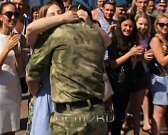 В Орле десантник во время митинга сделал предложение своей девушке. Видео