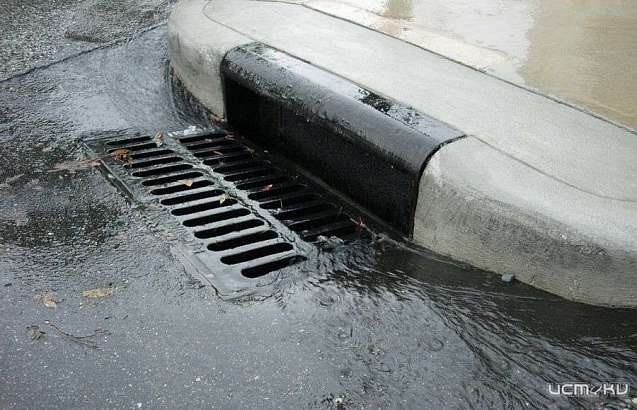 Не справились с августовским дождем: в Орле прочищают ливневки 