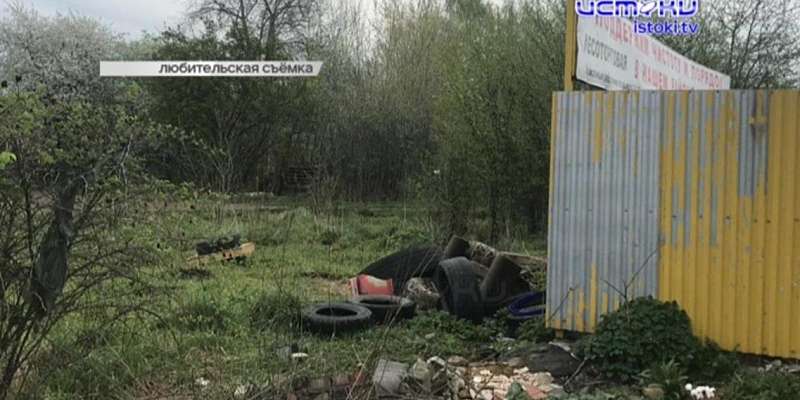 Нечистоты в подъезде и мусор: в праздничные дни орловские коммунальщики забыли о своих обязанностях