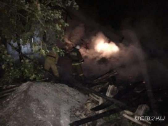 В Колпнянском районе сгорели хозпостройка и навес с сеном