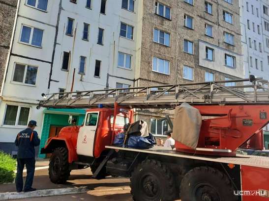 Орловские пожарные вывели из горящего здания 7 человек