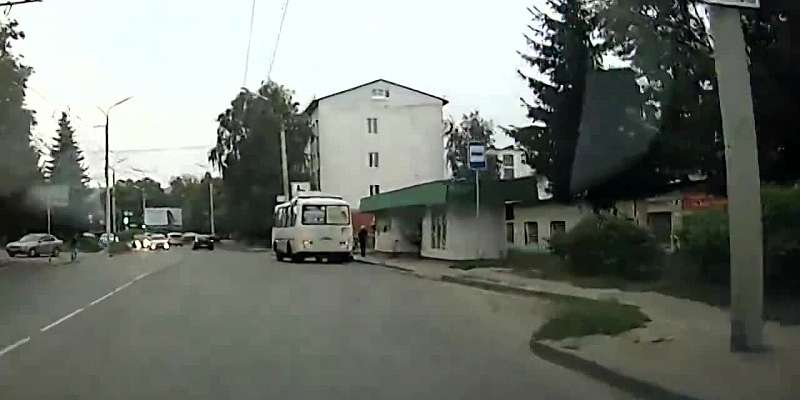 Видео: в Орле пассажирка оказалась под колесами маршрутки