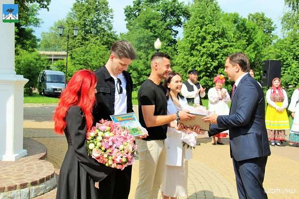 Орловские пары стали участниками большой свадебной церемонии в столице, а сегодня получили еще и сертификаты