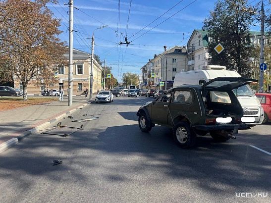 В центре Орла «Нива» перевернулась после столкновения с кроссовером В центре Орла «Нива» перевернулась после столкновения с кроссовером