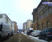 И снова не готовы. Выпавший снег убирать опять не спешат, зато добротно посыпают его песком