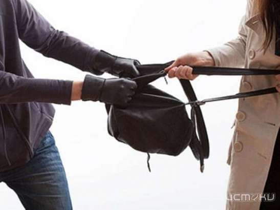 В Орле двое мужчин ограбили 16-летнюю девушку 