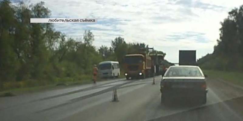 В Орле засняли детей, укладывающих плитку, а въехать в город теперь непросто из-за ремонта дороги